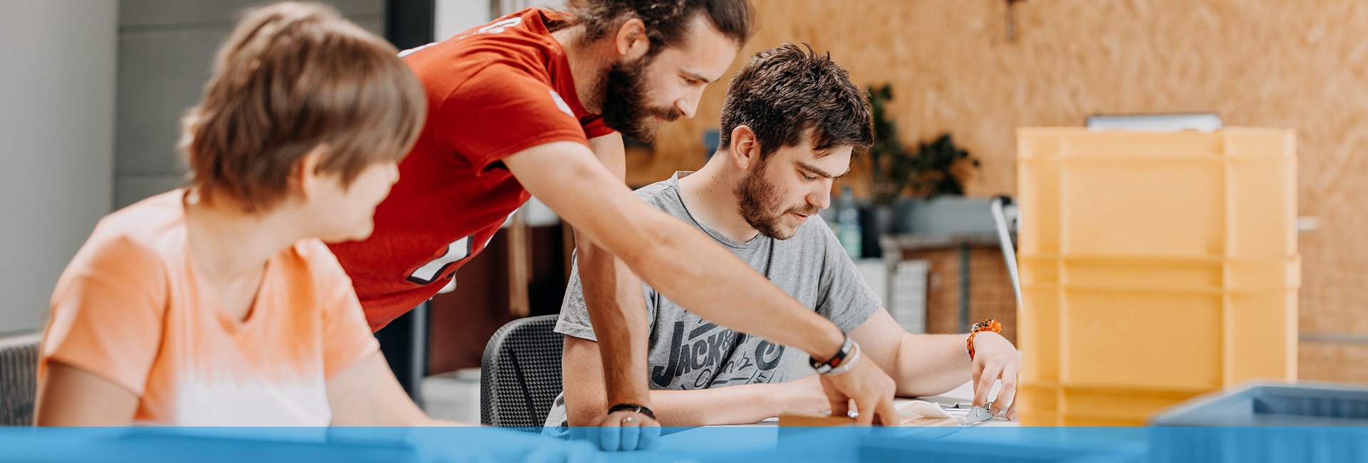Bildung bei der WfB Rhein-Main – gemeinsames Arbeiten am Tisch